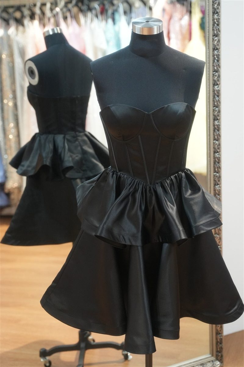 Black A-line Strapless Satin Mini Homecoming Dress