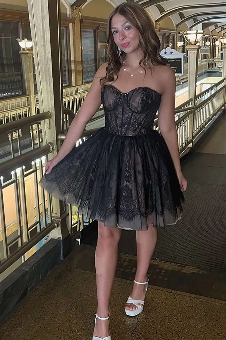 Black Lace A-Line Sweetheart Sleeveless Short Homecoming Dress