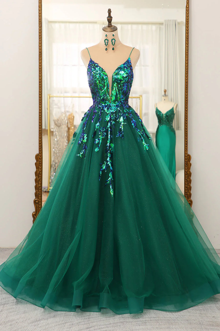 Green Tulle A-line V-Neck Sleeveless Appliques Prom Dress