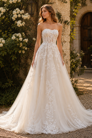 Luxurious Tulle A-Line Lace Appliques Strapless Wedding Dress