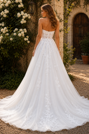Luxurious Tulle A-Line Lace Appliques Strapless Wedding Dress