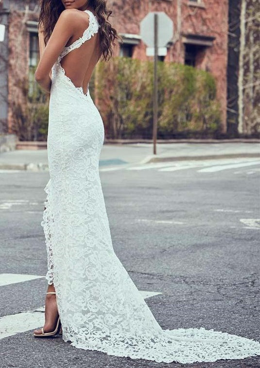 Sexy Round Sleeveless Lace Wedding Dress With Train