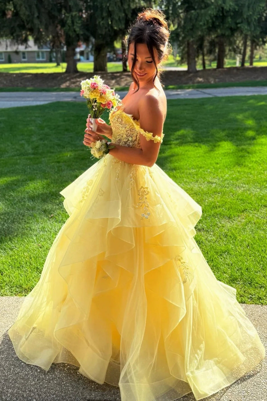 Sweetheart Off-Shoulder Lace Appliques Tiered Tulle A-Line Prom Dress
