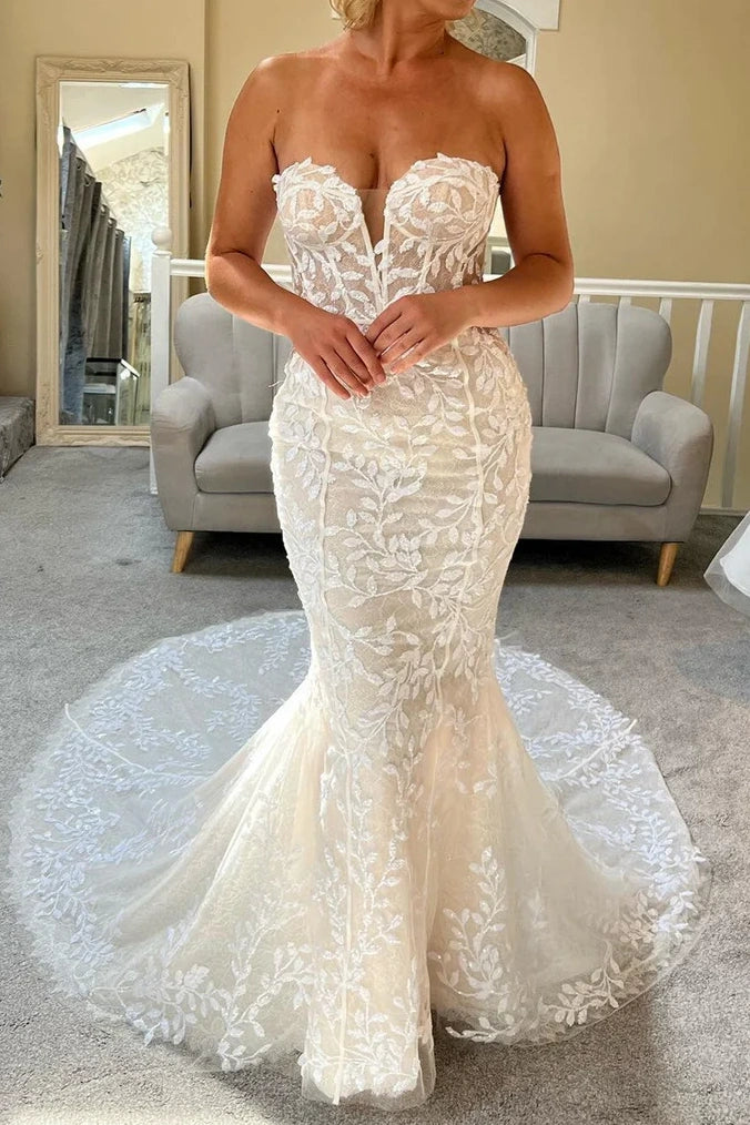 Sweetheart Strapless Lace Appliques With Train Wedding Dress