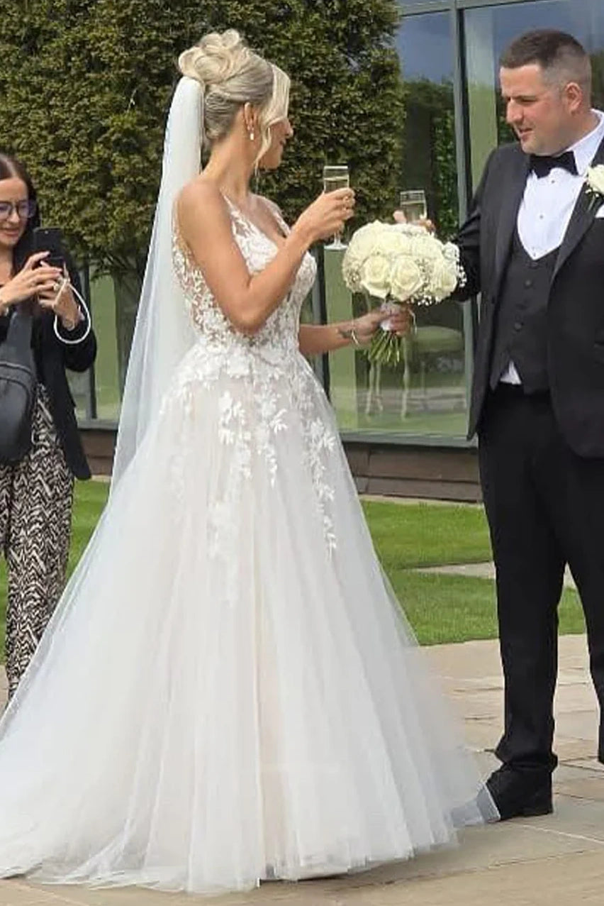 V-Neck Sleeveless Open Back Lace Appliques Tulle A-Line Wedding Dress