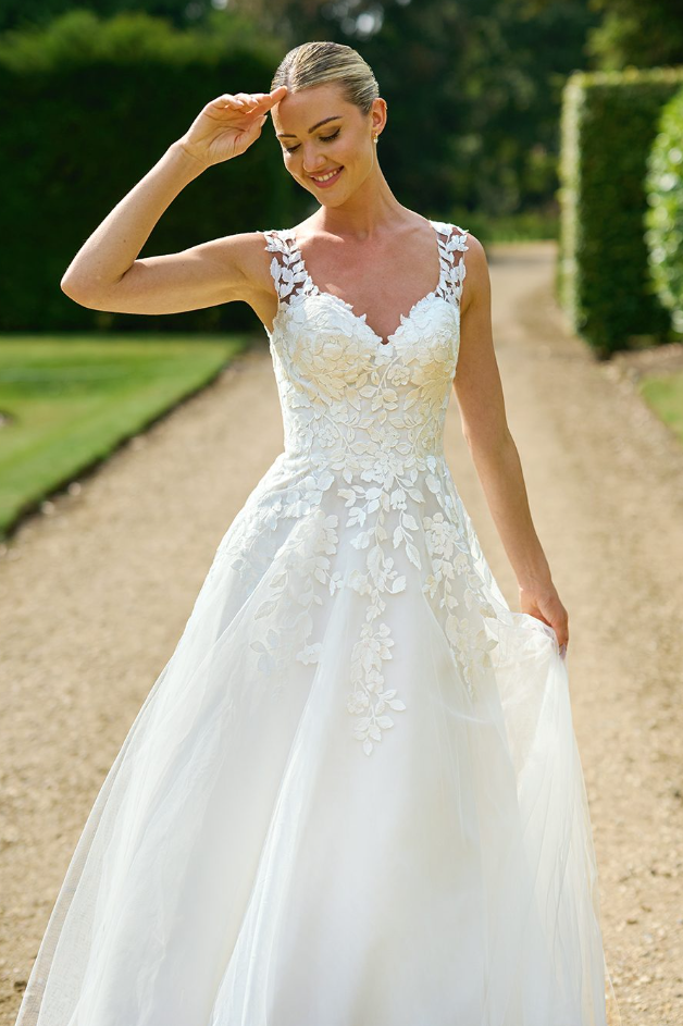 V-Neck Sleeveless Tulle A-Line Lace Appliques Wedding Dress