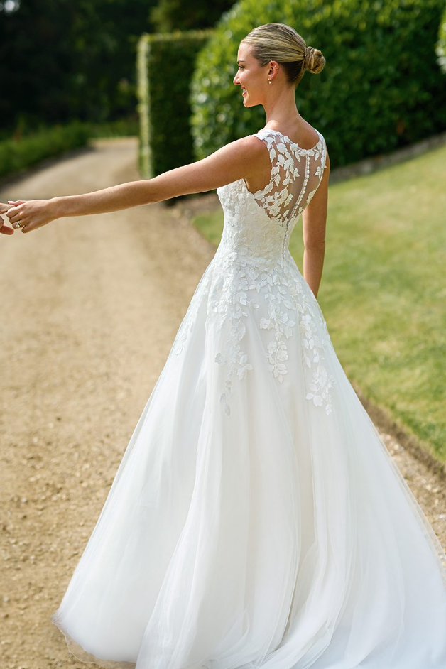 V-Neck Sleeveless Tulle A-Line Lace Appliques Wedding Dress