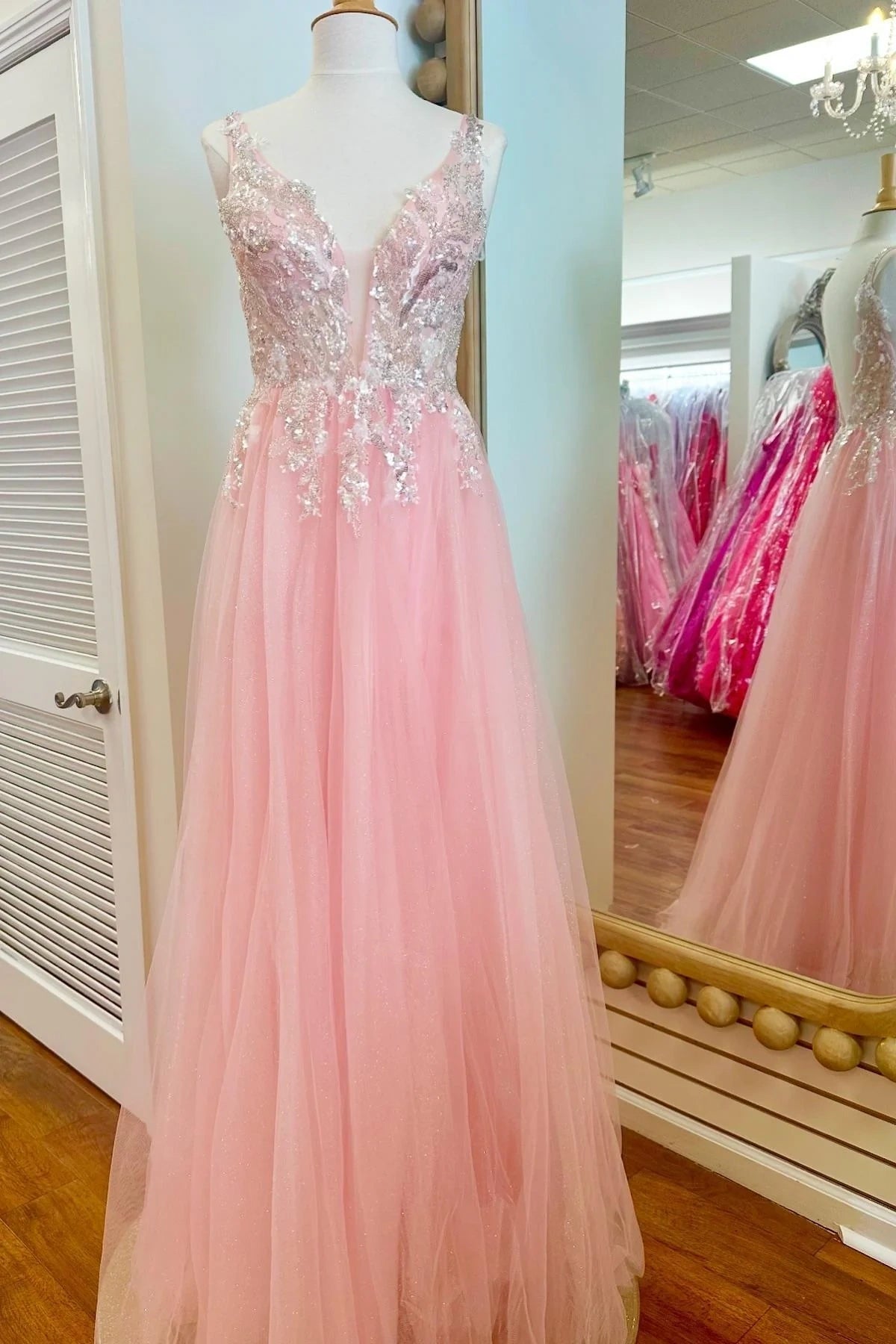 V-Neck Spaghetti Straps Tulle A-Line Party Prom Dress With Lace Appliques
