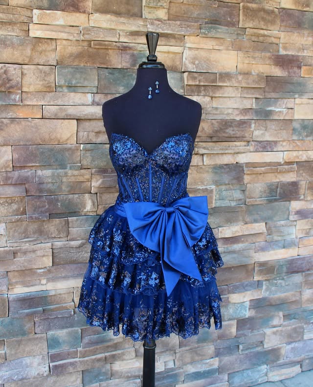 Sexy Lace A-Line Sweetheart Strapless Homecoming Dress