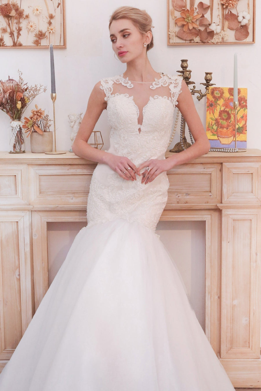 Sleeveless Mermaid White Lace Long Wedding Dress